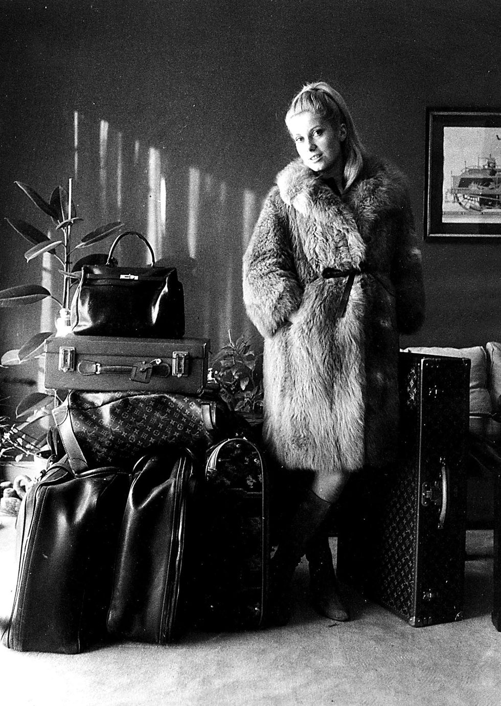 Photograph, Fur, Fur clothing, Black-and-white, Snapshot, Retro style, Photography, Vintage clothing, Room, Textile, 