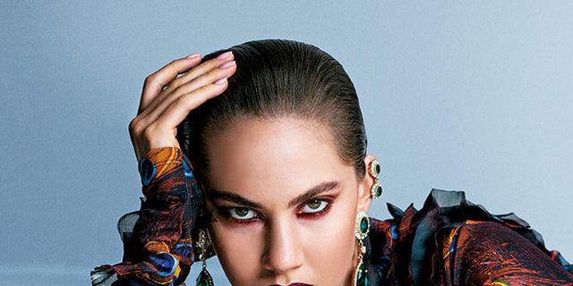 動画 オードリーの孫娘 エマ ファーラーが演じるモダンアイコン ハーパーズ バザー Harper S Bazaar 公式 動画 オードリーの孫娘 エマ ファーラーが演じるモダンアイコン ハーパーズ バザー Harper S Bazaar 公式