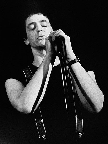 Singer, Black-and-white, Singing, Microphone stand, Performance, Arm, Photography, Microphone, Hand, Music, 