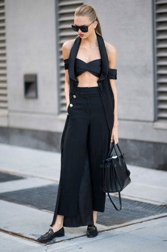 夏こそクールに黒を着こなす15のスタイル術 ハーパーズ バザー Harper S Bazaar 公式 夏こそクールに黒を着こなす15のスタイル術 ハーパーズ バザー Harper S Bazaar 公式