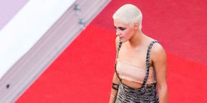 Red carpet, Hair, Carpet, Dress, Clothing, Shoulder, Fashion, Flooring, Blond, Hairstyle, 