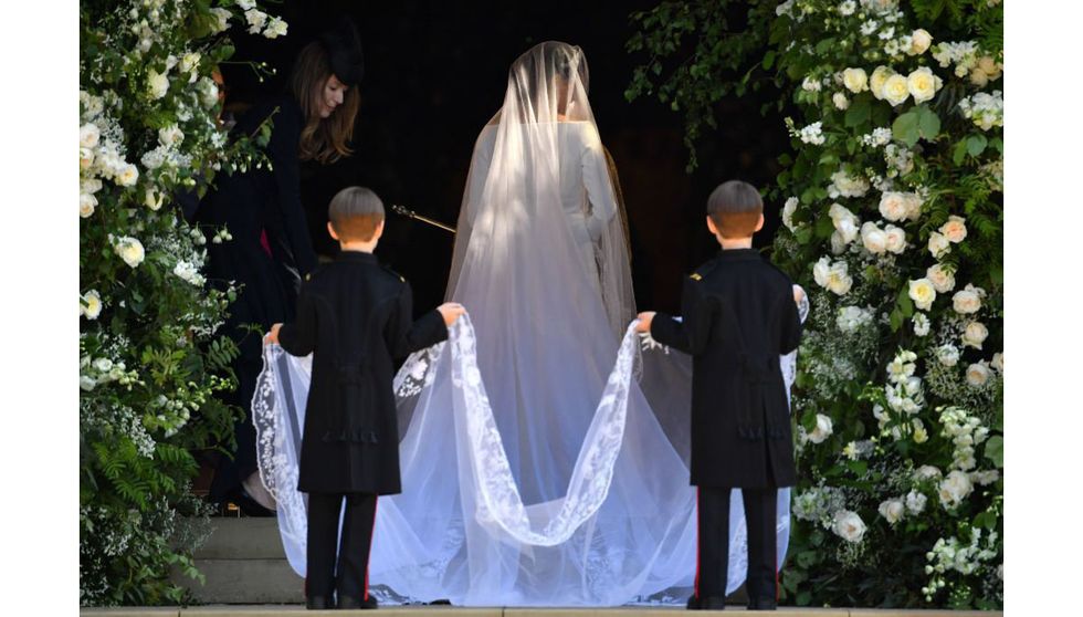 Bridal veil, Veil, Bride, Bridal accessory, Wedding dress, Photograph, Marriage, Ceremony, Gown, Bridal clothing, 