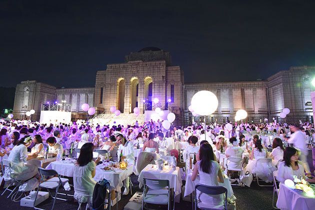 Tablecloth, Night, Event, Function hall, Purple, Furniture, Linens, Decoration, Party, Violet, 