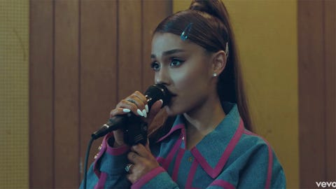 アリアナ グランデ 新作mvで巨大な婚約指輪を披露 ハーパーズ バザー Harper S Bazaar 公式