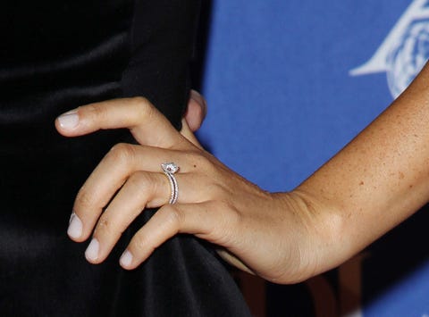 メーガン マークルが最初につけた結婚指輪は ハーパーズ バザー Harper S Bazaar 公式