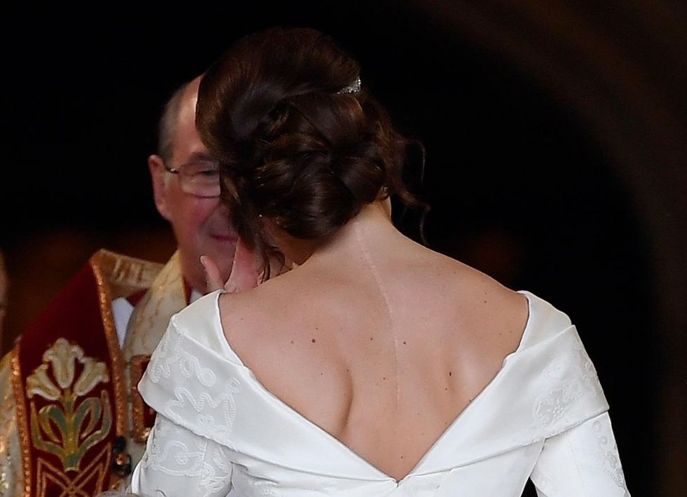 Hair, Shoulder, Hairstyle, Neck, Dress, Bridal accessory, Human body, Back, Brown hair, Chest, 