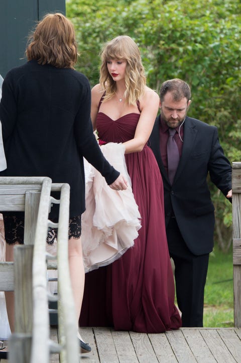 テイラー スウィフト Bffアビゲイル アンダーソンの結婚式でブライズメイド姿を披露 ハーパーズ バザー Harper S Bazaar 公式
