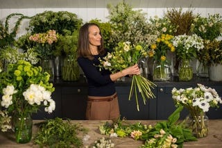ロイヤルウエディングのフローリストが直伝 自宅で花を美しく見せる簡単な10の方法 ハーパーズ バザー Harper S Bazaar 公式 ロイヤルウエディングのフローリストが直伝 自宅で花を美しく見せる簡単な10の方法 ハーパーズ バザー Harper S Bazaar 公式