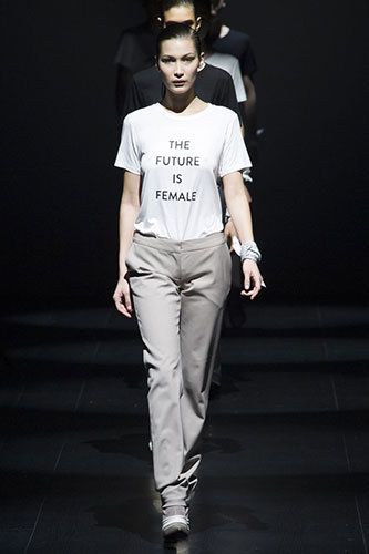 Leg, Sleeve, Human body, Shoulder, Standing, Joint, White, Fashion show, Style, T-shirt, 