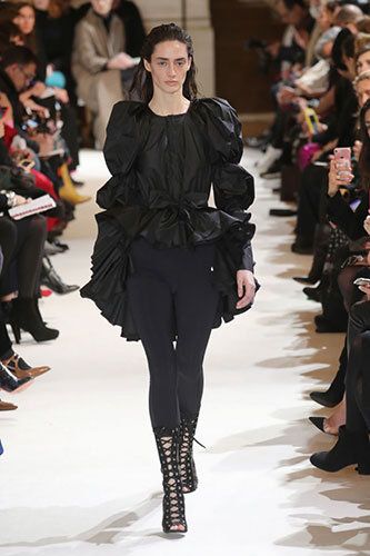 レギンス＝パンツとジャンバティスタ・ヴァリがパリコレで宣言｜ハーパーズ バザー(Harper's BAZAAR)公式