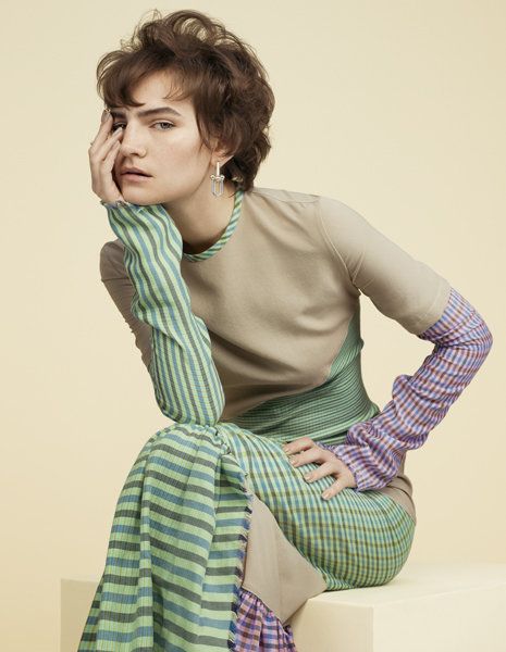 Green, Clothing, Outerwear, Photo shoot, Sitting, Model, Photography, Pattern, Neck, Sleeve, 
