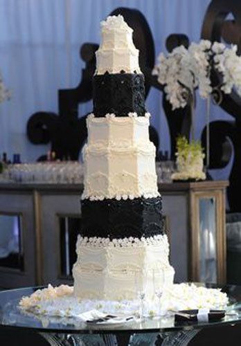 Cake, Food, Dessert, Ingredient, Baked goods, Cuisine, Cake decorating, Sweetness, Wedding ceremony supply, Sugar cake, 
