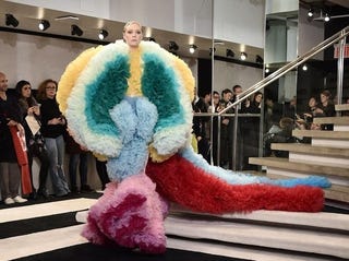 Nyファッションウィークに再びマジックを取り戻した日本人新進デザイナー トモ コイズミとは ハーパーズ バザー Harper S Bazaar 公式 Nyファッションウィークに再びマジックを取り戻した日本人新進デザイナー トモ コイズミとは ハーパーズ バザー Harper S Bazaar 公式