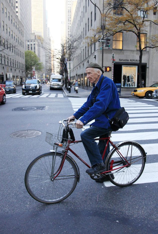 Bicycle, Bicycle wheel, Vehicle, Cycling, Lane, Mode of transport, Transport, Street, Urban area, Bicycle part, 