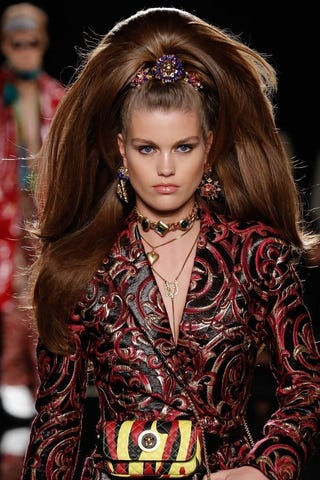 ヴェルサーチェ ショーのヘアは 超ビッグでシークレットがいっぱい ハーパーズ バザー Harper S Bazaar 公式