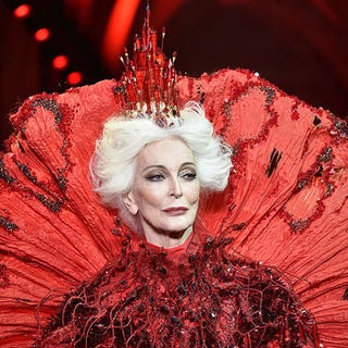 85歳の現役モデル カルメン デロリフィチェがオートクチュールショーに登場 ハーパーズ バザー Harper S Bazaar 公式 85歳の現役モデル カルメン デロリフィチェがオートクチュールショーに登場 ハーパーズ バザー Harper S Bazaar 公式