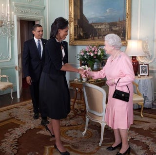 ミシェル オバマ前大統領夫人が エリザベス女王とハグしてしまった理由を明かす ハーパーズ バザー Harper S Bazaar 公式 ミシェル オバマ前大統領夫人が エリザベス女王とハグしてしまった理由を明かす ハーパーズ バザー Harper S Bazaar 公式