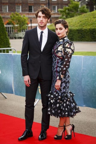 ハリー王子 メーガン妃が 元カノのひとりと噂のジェナ コールマンと 気まずい 遭遇 ハーパーズ バザー Harper S Bazaar 公式 ハリー王子 メーガン妃が 元カノのひとりと噂のジェナ コールマンと 気まずい 遭遇 ハーパーズ バザー Harper S Bazaar 公式
