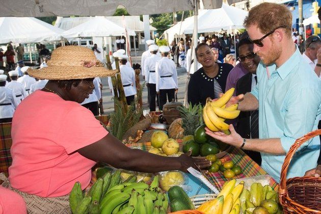 Natural foods, Marketplace, Selling, Market, Local food, Public space, Bazaar, Human settlement, Banana, Whole food, 