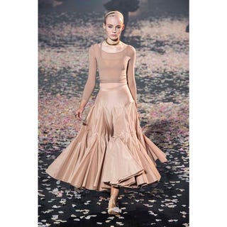 ディオールの19春夏コレクションに見る ファッションとダンスのファビュラスな関係 ハーパーズ バザー Harper S Bazaar 公式 ディオールの19春夏コレクションに見る ファッションとダンスのファビュラスな関係 ハーパーズ バザー Harper S Bazaar 公式