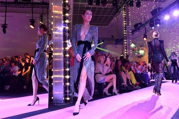 Fashion, Event, Performance, Runway, Fashion show, Fashion design, Public event, Performance art, Model, Stage, 