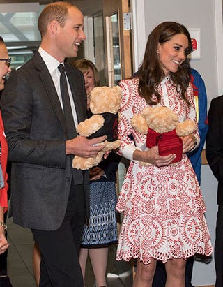 ウィリアム王子 キャサリン妃 カナダで5歳の少女からテディベアをプレゼントされる ハーパーズ バザー Harper S Bazaar 公式