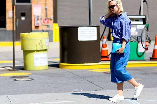 Goggles, Waste containment, Street fashion, Waste container, Sunglasses, Electric blue, Bag, Gas, Calf, Sidewalk, 