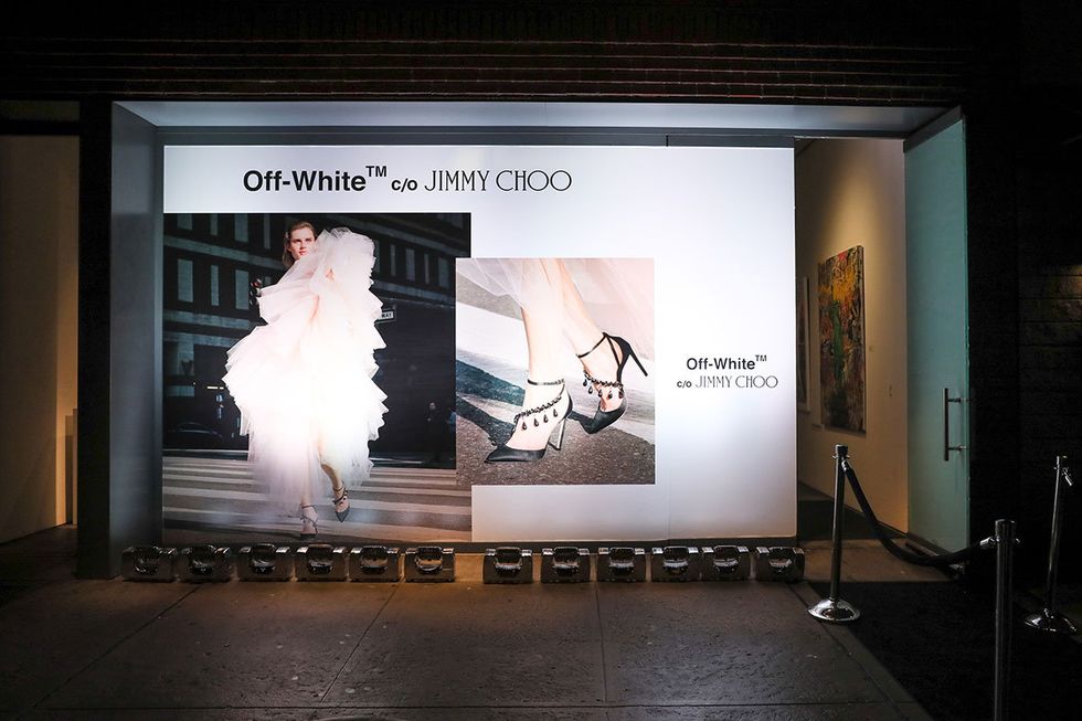 Display window, Technology, Projection screen, Display case, Electronic device, Dress, Room, Advertising, Architecture, Building, 
