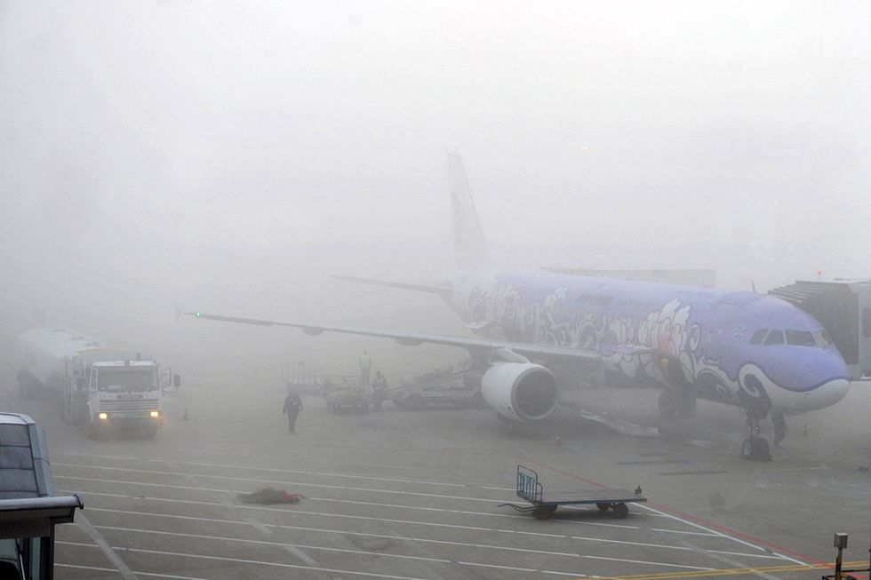 Air travel, Airline, Haze, Airplane, Fog, Atmospheric phenomenon, Airliner, Mist, Sky, Airport, 