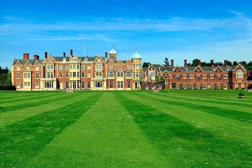 Lawn, Grass, Estate, Green, Building, Palace, Manor house, Stately home, Mansion, House, 