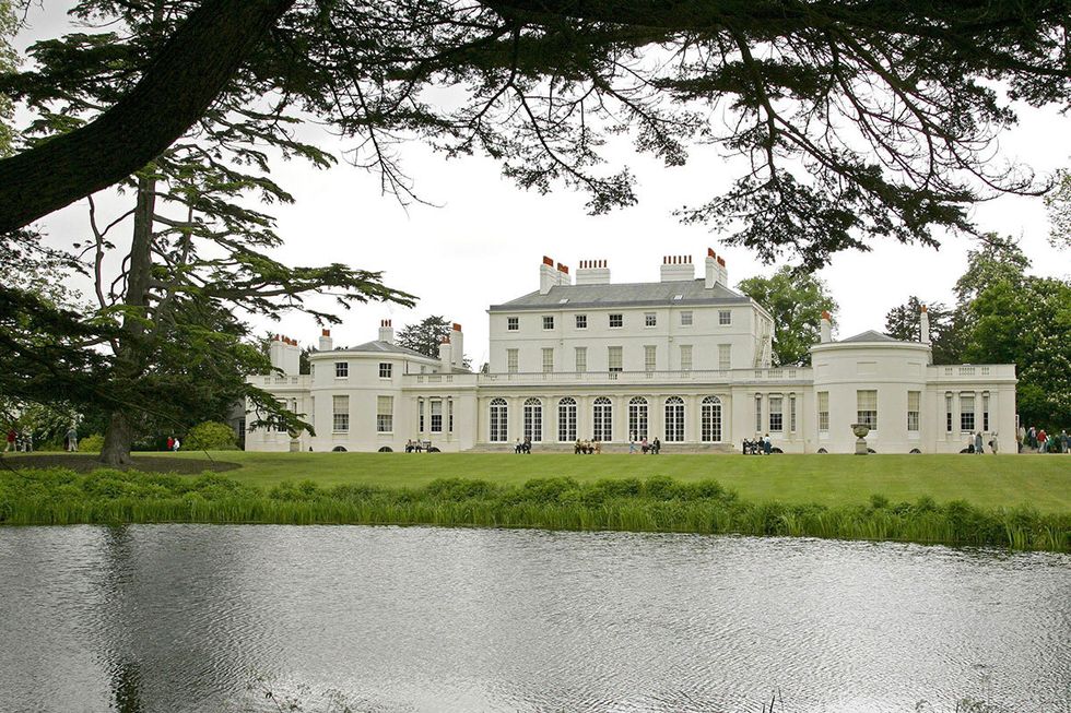 Estate, Mansion, Building, Property, House, Château, Manor house, Palace, Water, Tree, 