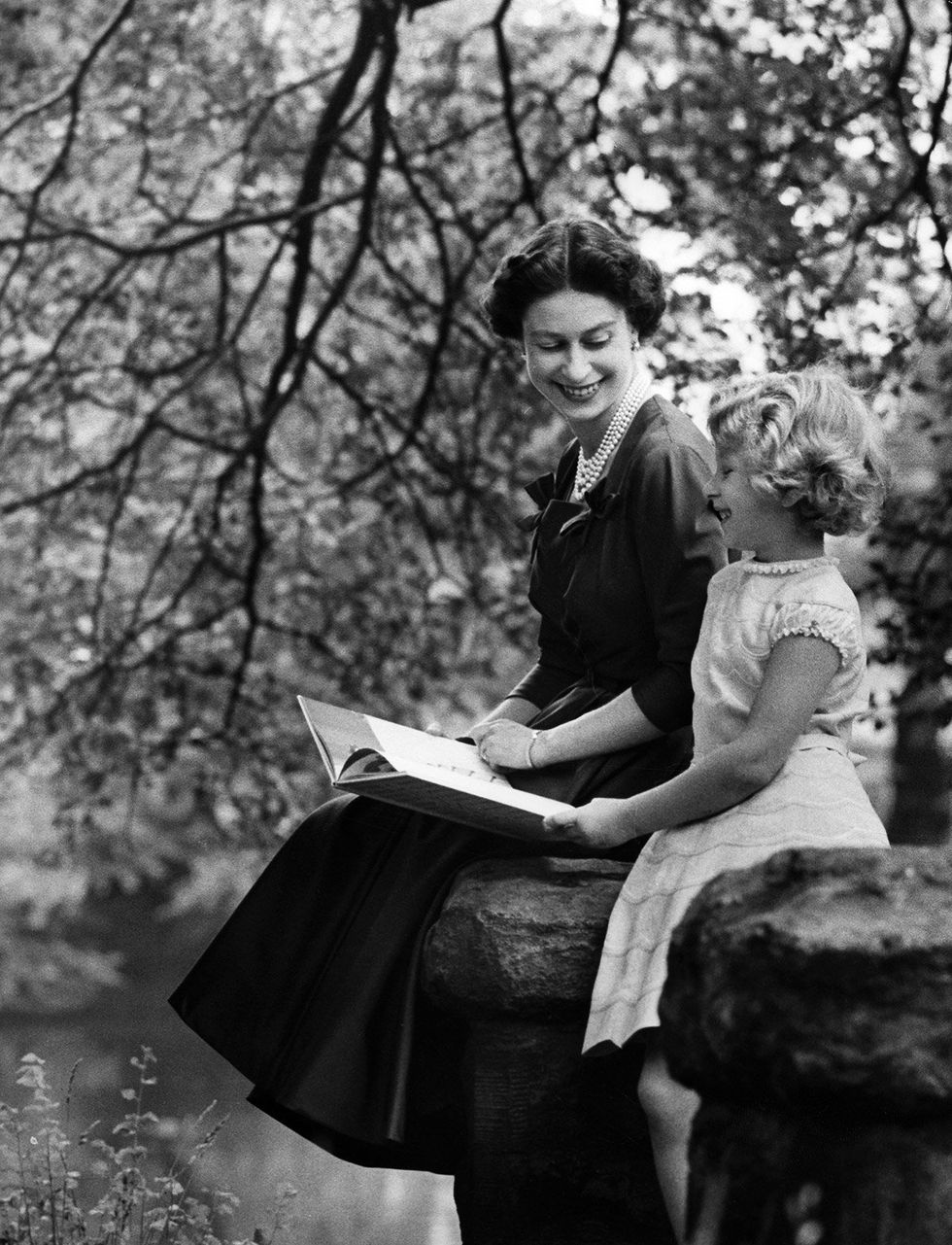 Photograph, Black-and-white, Sitting, Monochrome photography, Monochrome, Photography, Tree, Dress, Stock photography, Reading, 