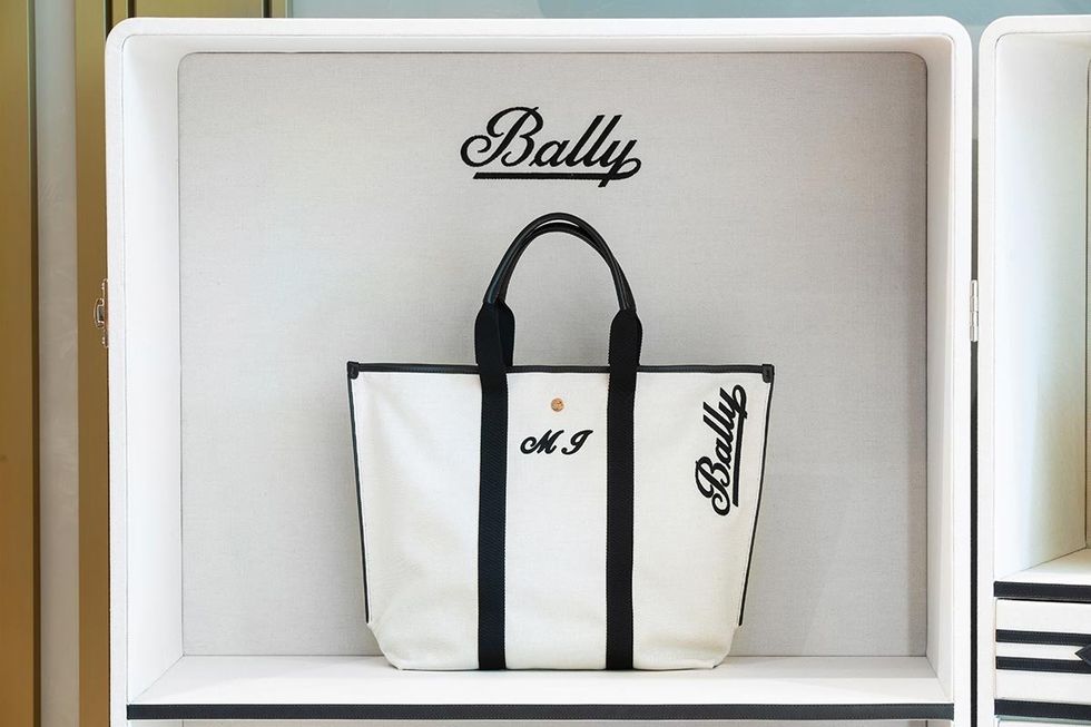 White, Bag, Handbag, Tote bag, Black-and-white, Fashion accessory, Material property, Font, Room, Luggage and bags, 