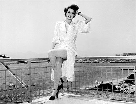 Leg, Photograph, Collar, Monochrome, Style, Sitting, Knee, Monochrome photography, Black-and-white, Blazer, 