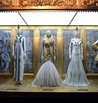 アレキサンダー マックイーン回顧展のオープニングパーティに潜入 ハーパーズ バザー Harper S Bazaar 公式