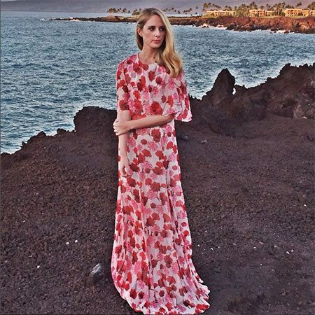 Clothing, Sleeve, Dress, Textile, Coastal and oceanic landforms, One-piece garment, People in nature, Street fashion, Pattern, Day dress, 