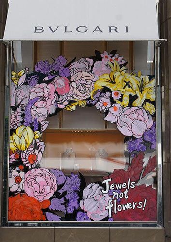 ブルガリのウィンドウが花のアートに！ 世界初のストリート