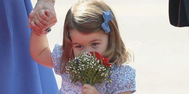 Bouquet, Flower, Plant, Headpiece, Child, Hair accessory, Hand, Headgear, Cut flowers, Smile, 