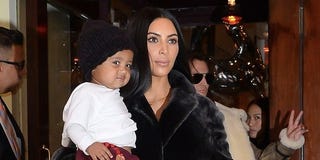 キム カーダシアンが 赤ちゃんの写真を初アップ ハーパーズ バザー Harper S Bazaar 公式 キム カーダシアンが 赤ちゃんの写真を初アップ ハーパーズ バザー Harper S Bazaar 公式