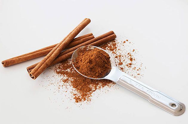 Brown, Cinnamon, Ingredient, Spice, Chinese cinnamon, Powder, Cinnamon stick, Kitchen utensil, Seasoning, Chemical compound, 