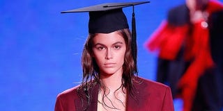次は 濡れ髪 がトレンド カルバン クラインがハーフウェットなヘアをランウェイで披露 ハーパーズ バザー Harper S Bazaar 公式