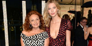 カーリー クロス ダイアン フォン ファステンバーグ主催のアワードを受賞 ハーパーズ バザー Harper S Bazaar 公式
