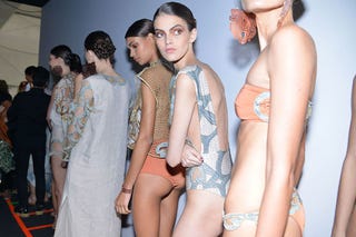 女性が 他の女性の体で一番よくチェックする部分はココだ ハーパーズ バザー Harper S Bazaar 公式