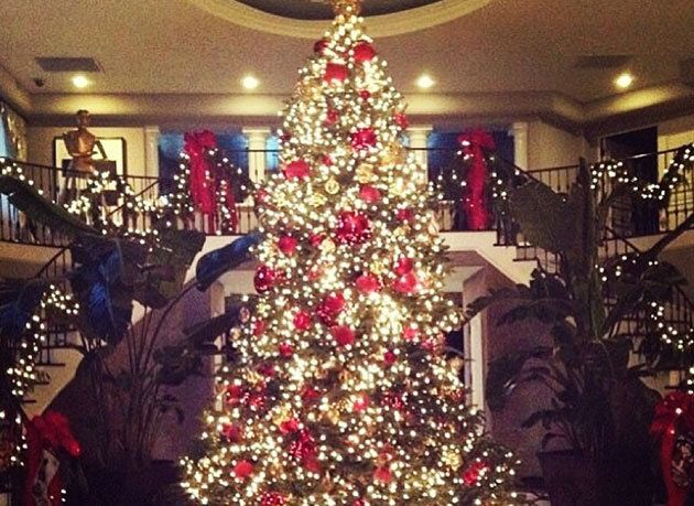 Lighting, Christmas decoration, Interior design, Event, Room, Property, Christmas ornament, Christmas tree, Red, Holiday ornament, 