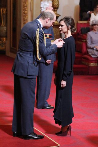 ヴィクトリア ベッカムが大英帝国勲章をウィリアム王子から授与 ハーパーズ バザー Harper S Bazaar 公式