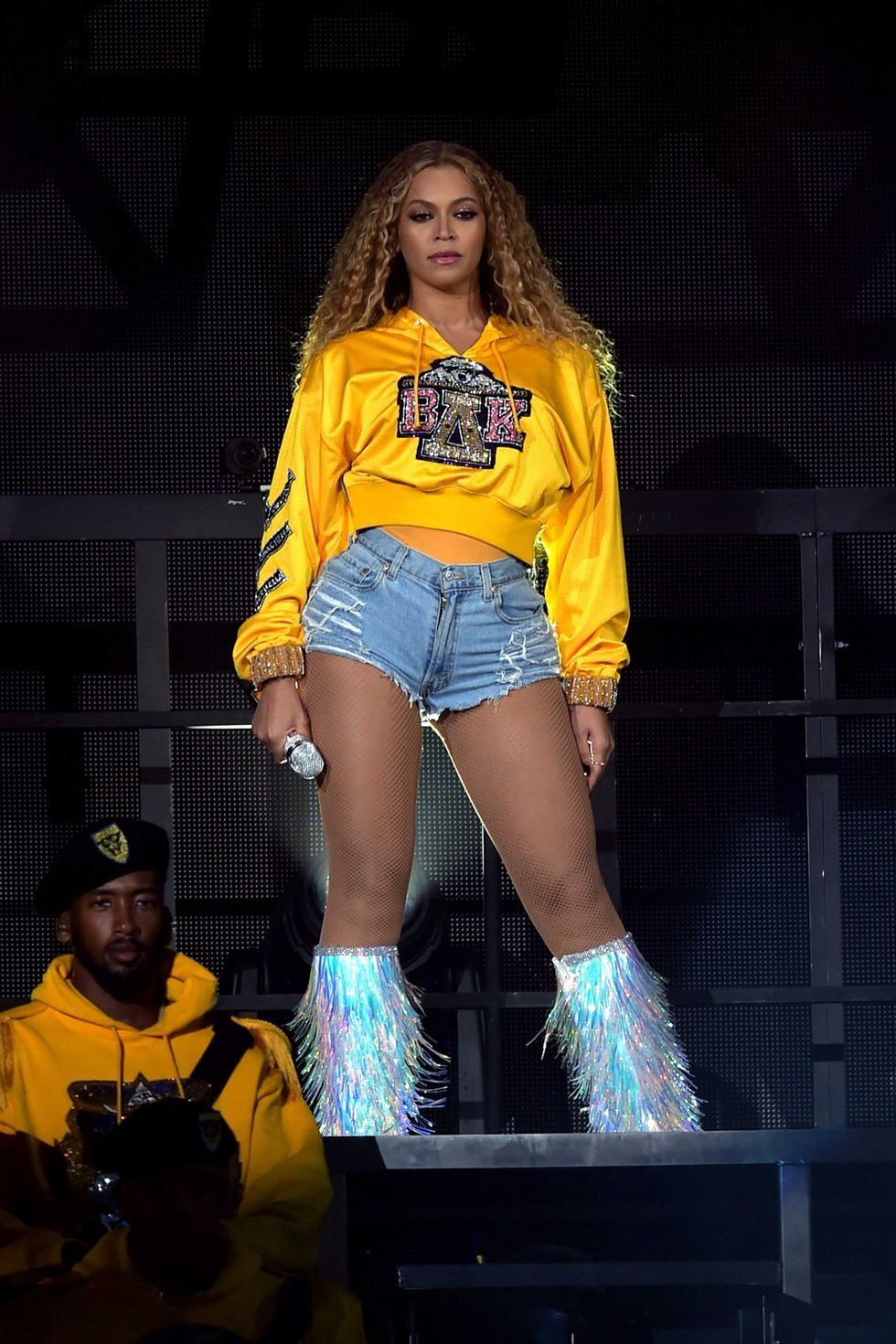 Thigh, Yellow, Performance, Leg, Beauty, Fashion, Stage, Performing arts, Human body, Event, 