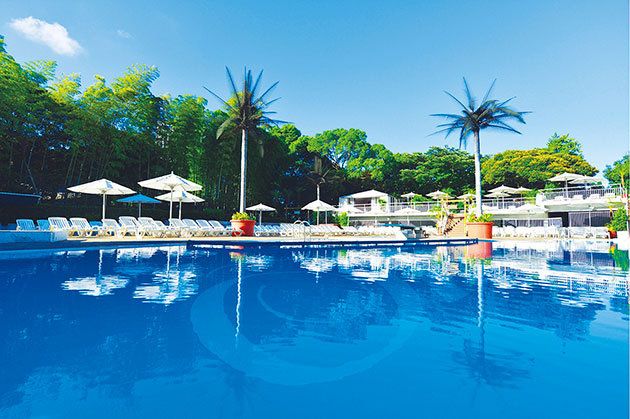 Swimming pool, Resort, Reflection, Arecales, Azure, Aqua, Majorelle blue, Resort town, Umbrella, Seaside resort, 
