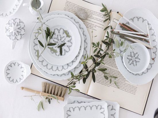 Dishware, Serveware, Paper product, Paper, Stationery, Circle, Plate, Floral design, Creative arts, Kitchen utensil, 
