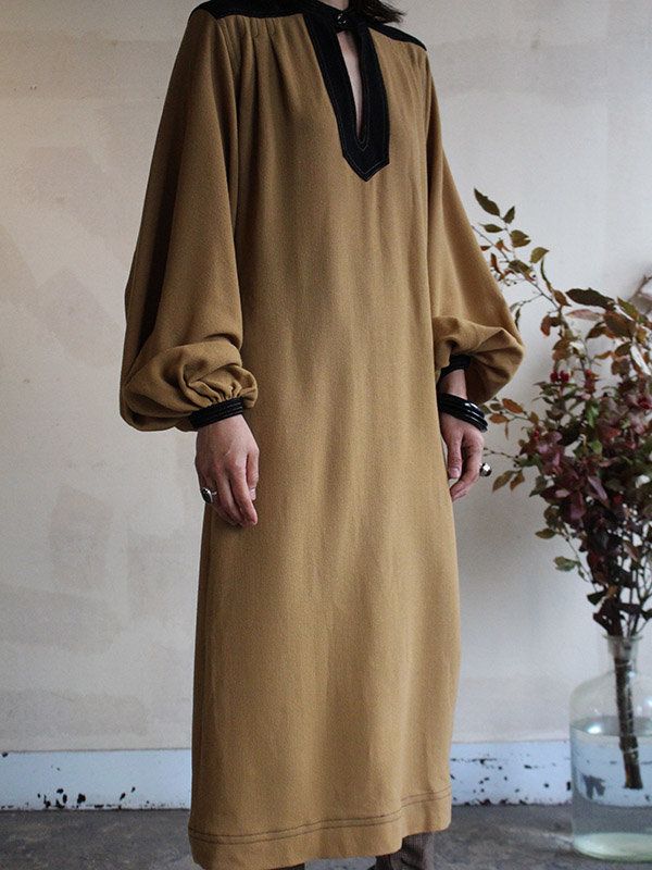 Clothing, Robe, Outerwear, Dress, Beige, Sleeve, Nightwear, Formal wear, Costume, Textile, 