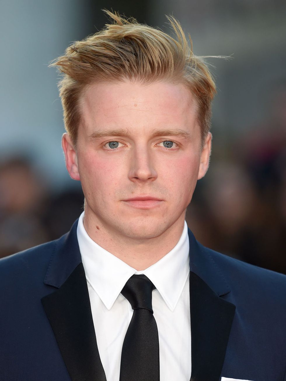 Hair, Face, Forehead, Eyebrow, Hairstyle, Chin, Blond, Suit, White-collar worker, Premiere, 